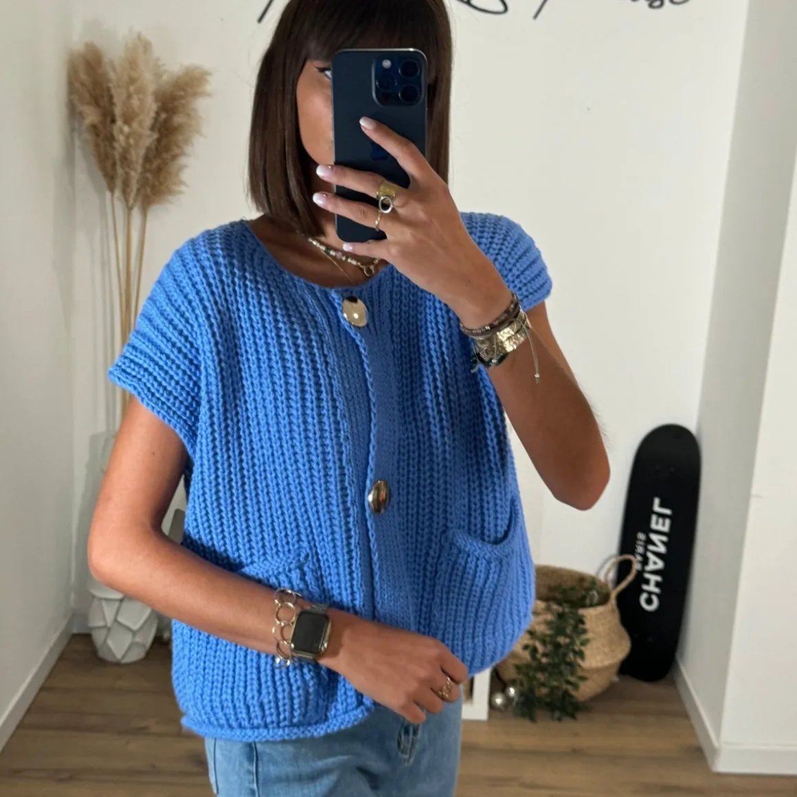 gilet_mailles_bleu_bouton_2.webp GILET MAILLES BLEU BOUTONS DORES TAHO