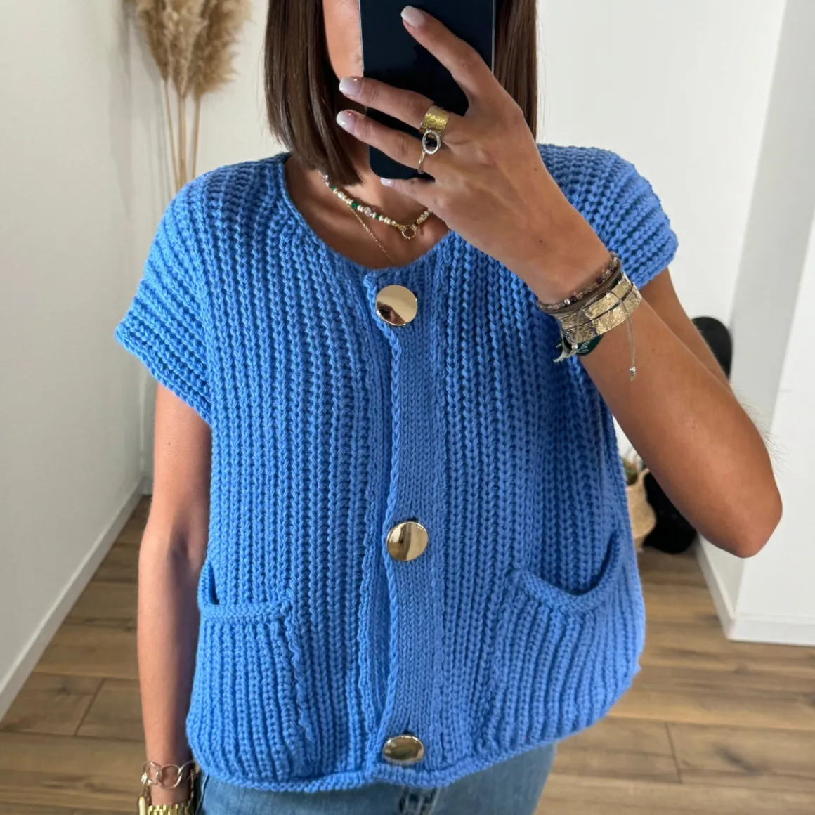 gilet_mailles_bleu_bouton_3.webp GILET MAILLES BLEU BOUTONS DORES TAHO