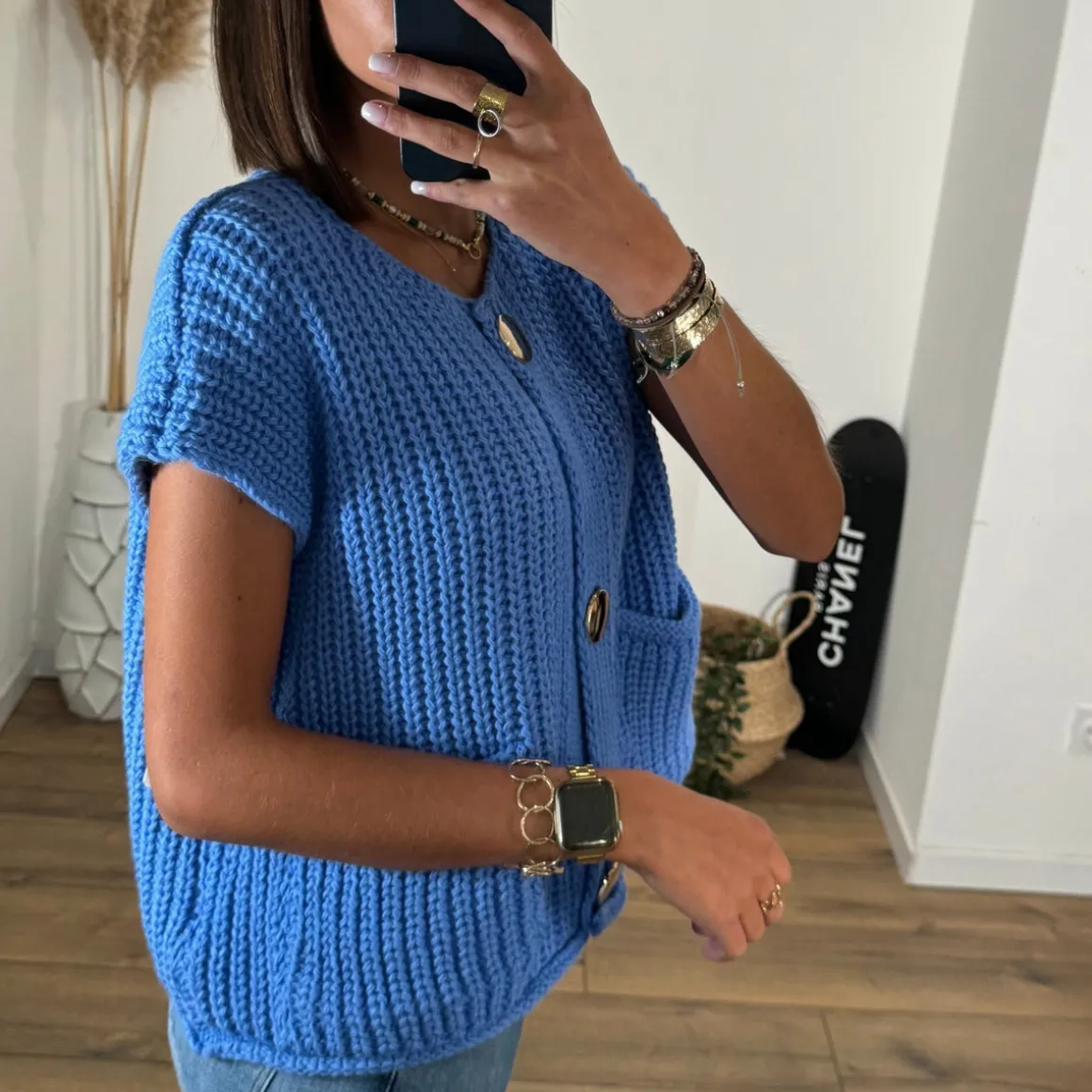 gilet_mailles_bleu_bouton_4.webp GILET MAILLES BLEU BOUTONS DORES TAHO
