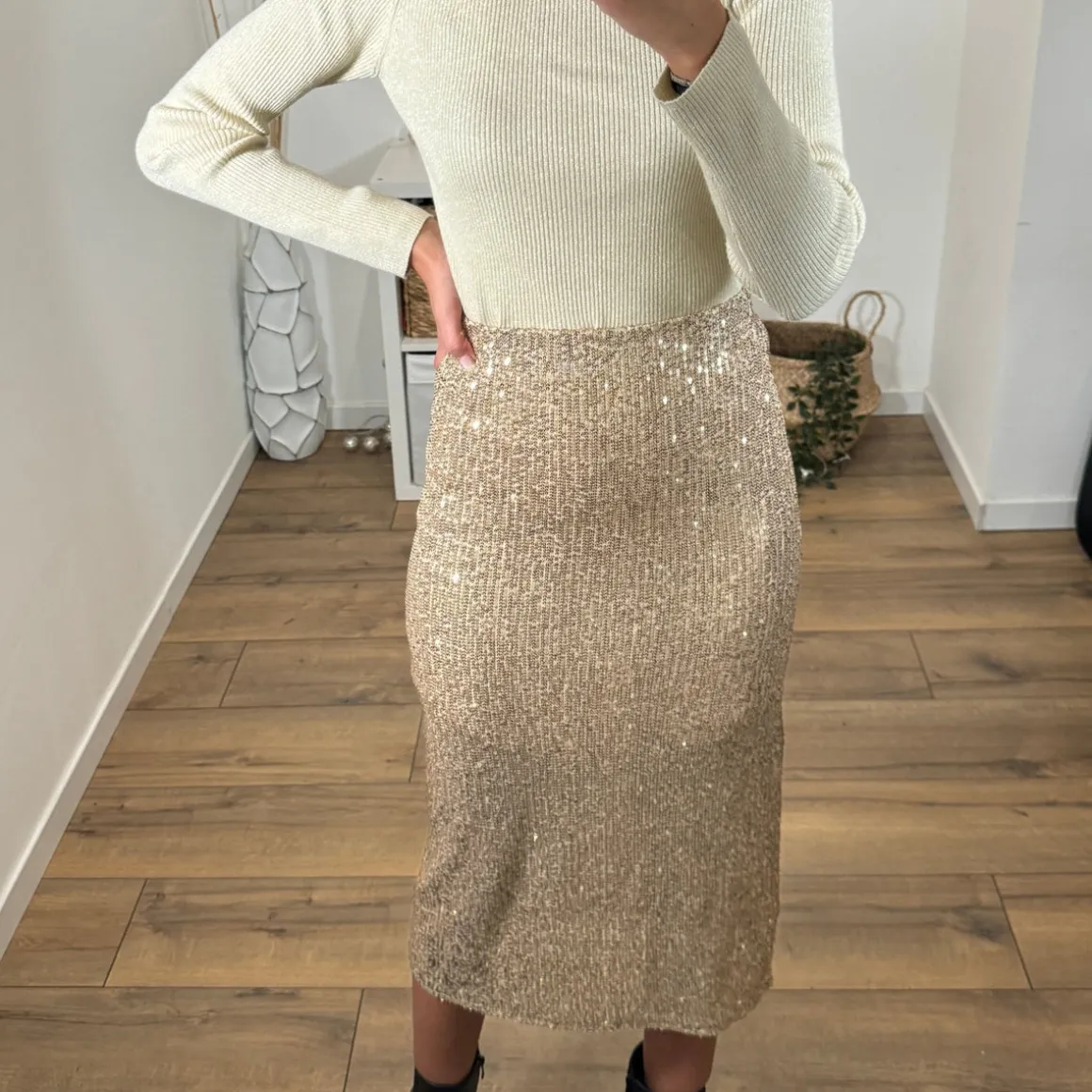 jupe_doree_sequins_lara_2.webp JUPE DOREE SEQUINS LARA