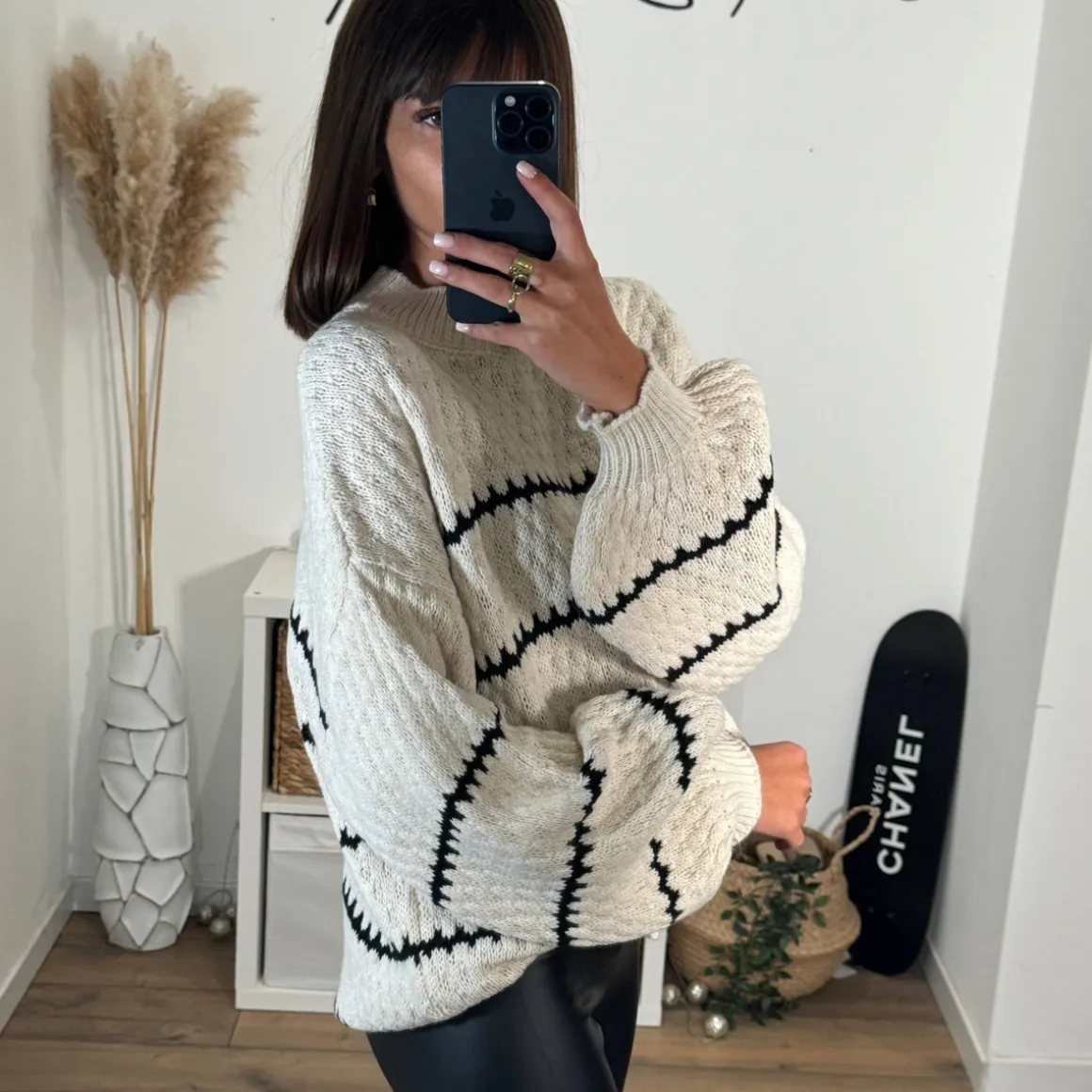 PULL BEIGE LIGNES COEURS NOIRS