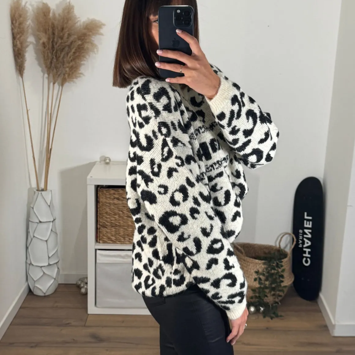pull_noir_et_blanc_very_h_2.webp PULL NOIR ET BLANC VERY HAPPY