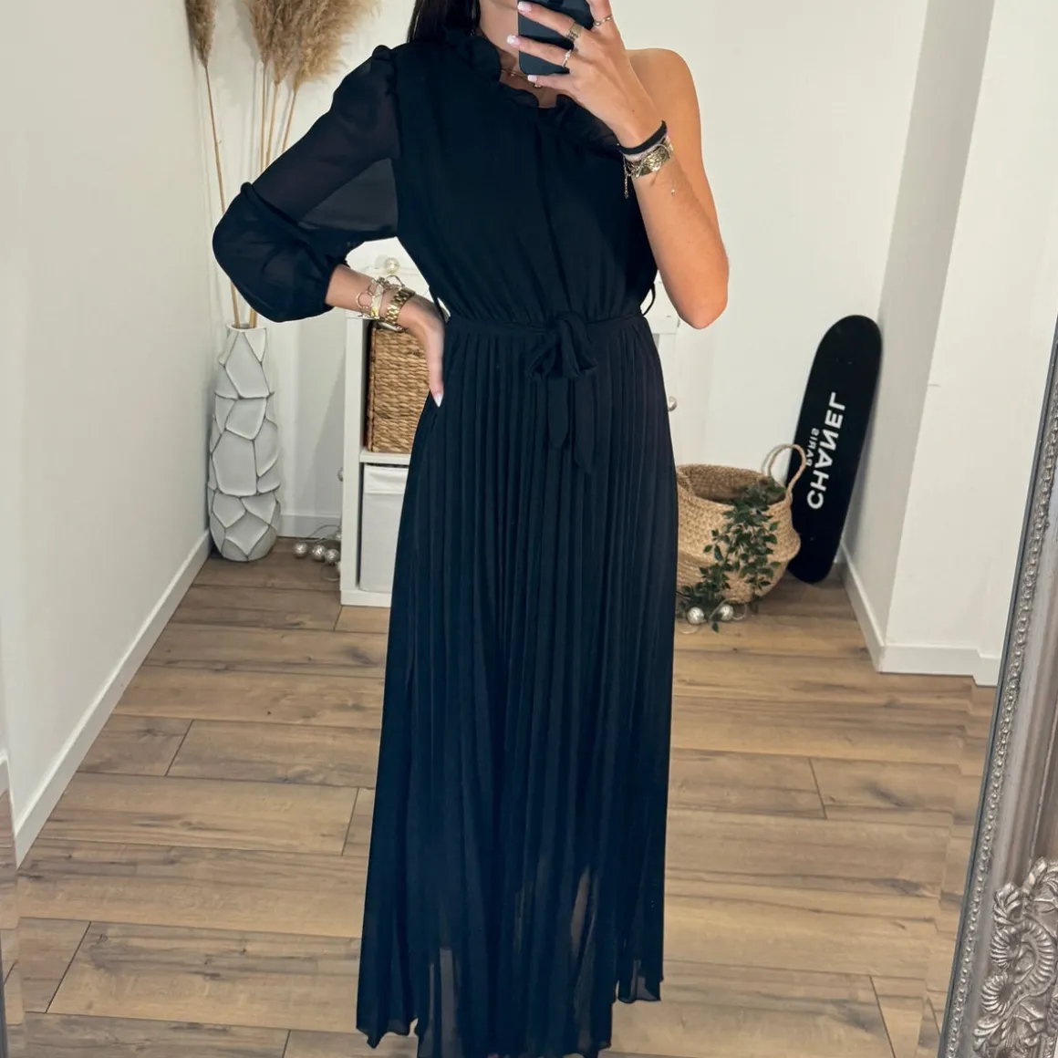robe_asymetrique_noire_pe_2.webp ROBE ASYMETRIQUE NOIRE PERRINE