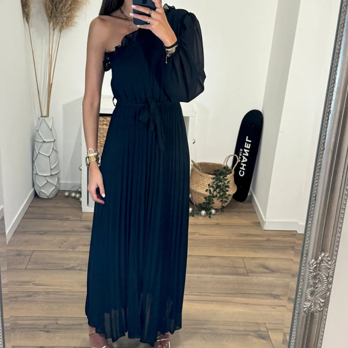 robe_asymetrique_noire_pe_3.webp ROBE ASYMETRIQUE NOIRE PERRINE