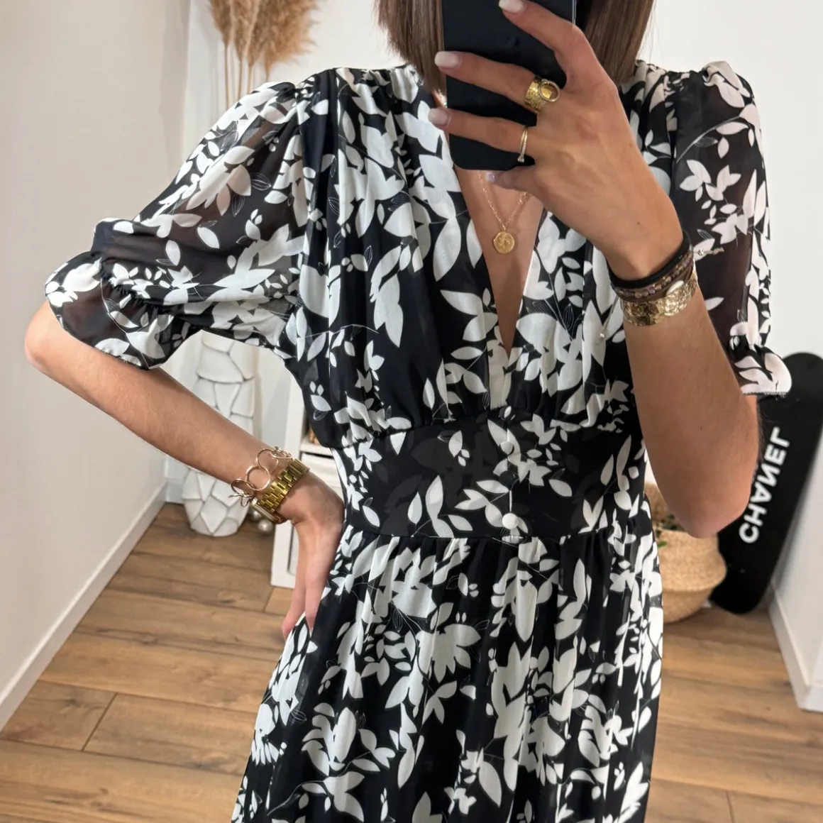 robe_fleurie_blanche_et_n_2.webp ROBE FLEURIE BLANCHE ET NOIRE ELOISE