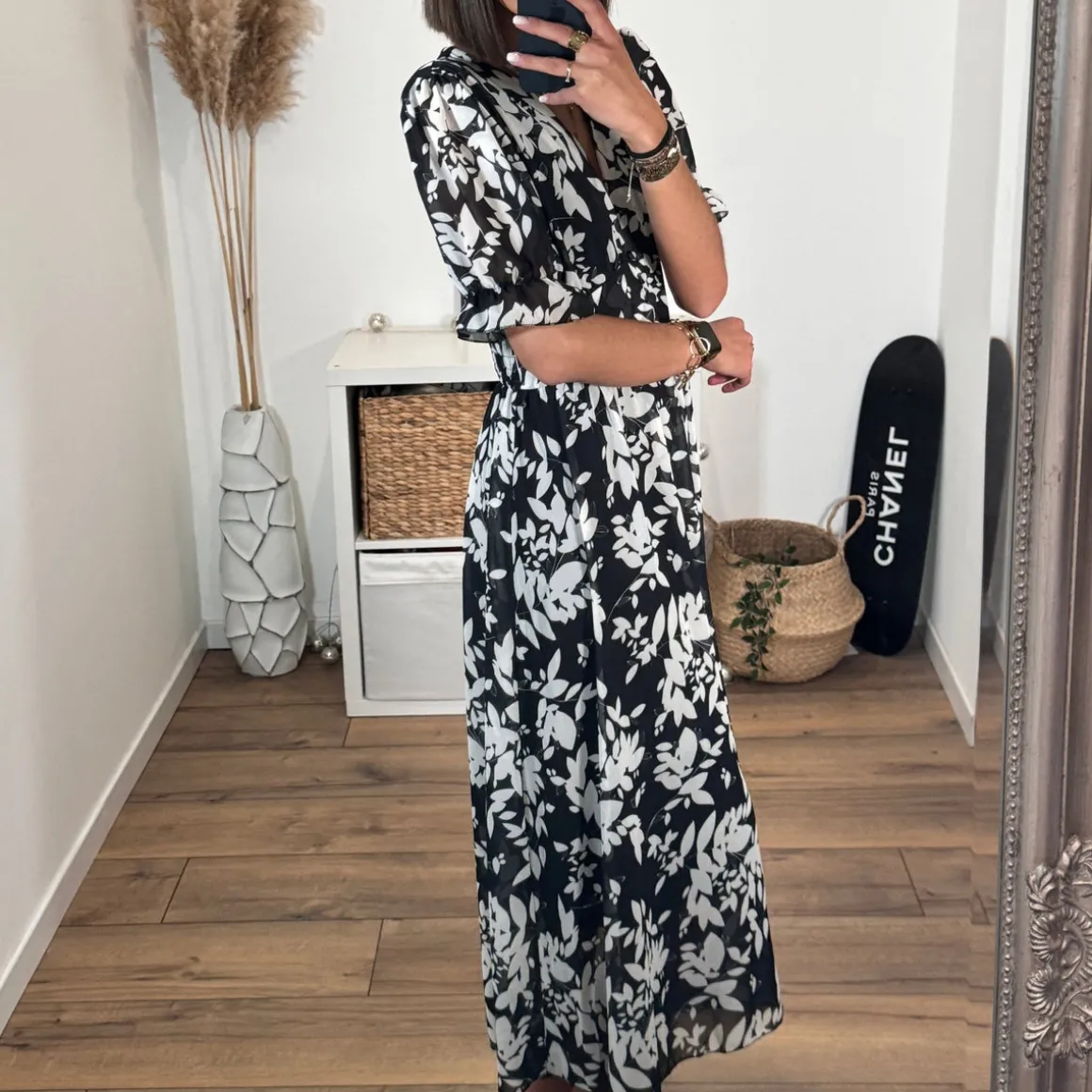 robe_fleurie_blanche_et_n_3.webp ROBE FLEURIE BLANCHE ET NOIRE ELOISE