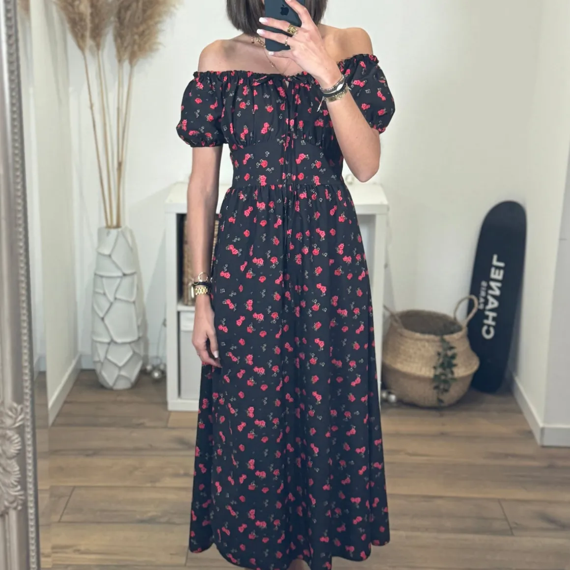 ROBE LONGUE NOIRE ET FLEURS ROUGES IRIA