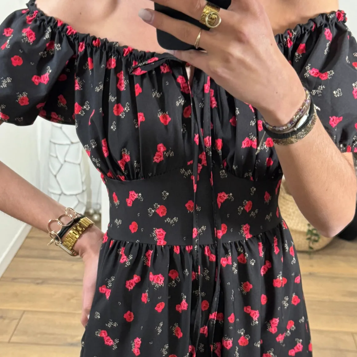 robe_longue_noire_et_fleu_1.webp ROBE LONGUE NOIRE ET FLEURS ROUGES IRIA