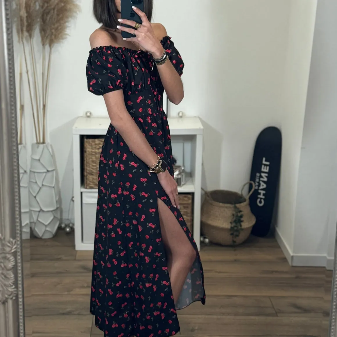robe_longue_noire_et_fleu_2.webp ROBE LONGUE NOIRE ET FLEURS ROUGES IRIA