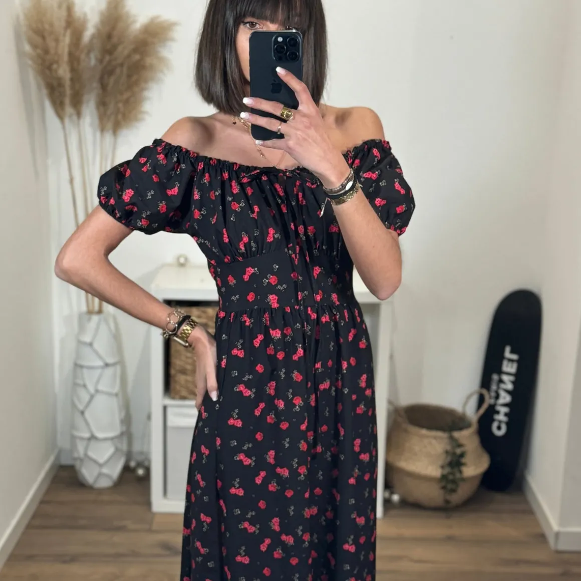 robe_longue_noire_et_fleu_3.webp ROBE LONGUE NOIRE ET FLEURS ROUGES IRIA