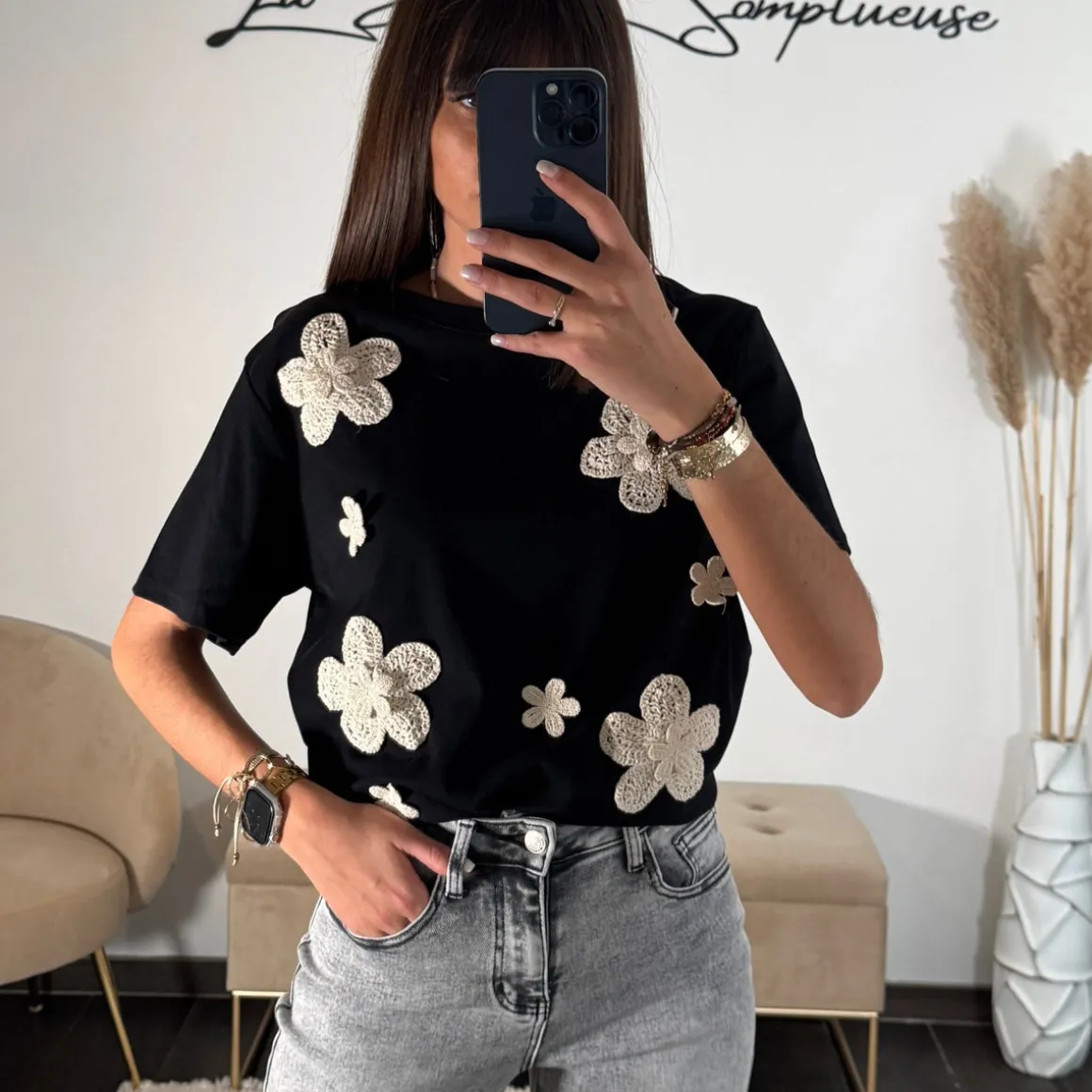 tshirt_noir_fleurs_alia_2.webp T-SHIRT NOIR FLEURS ALIA